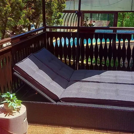 Elora Πανσιόν